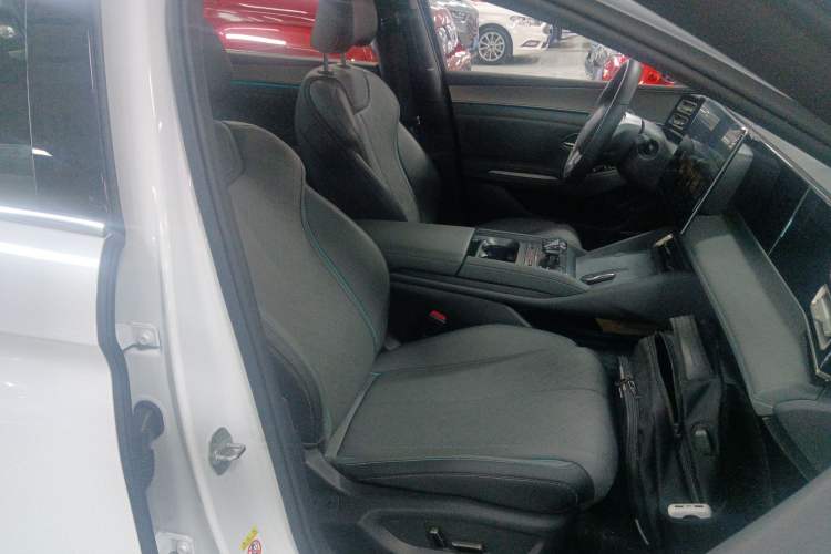 Used BYD Qin L 2025 DM-i Smart Drive 120KM Excellence Model
