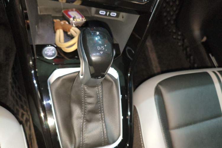 Used Volkswagen T-ROC 2023 300TSI DSG Two-Wheel-Drive Chen Guang Edition
