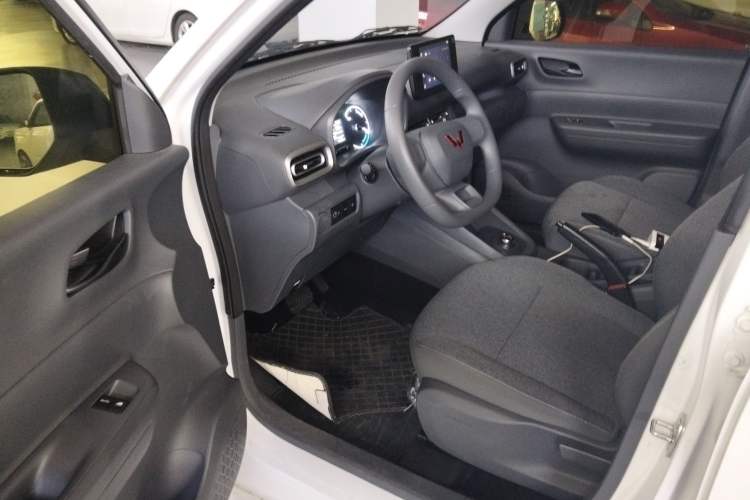 Used Wuling Hongguang New Energy 2024 All-Electric Model 300KM Practical Version
