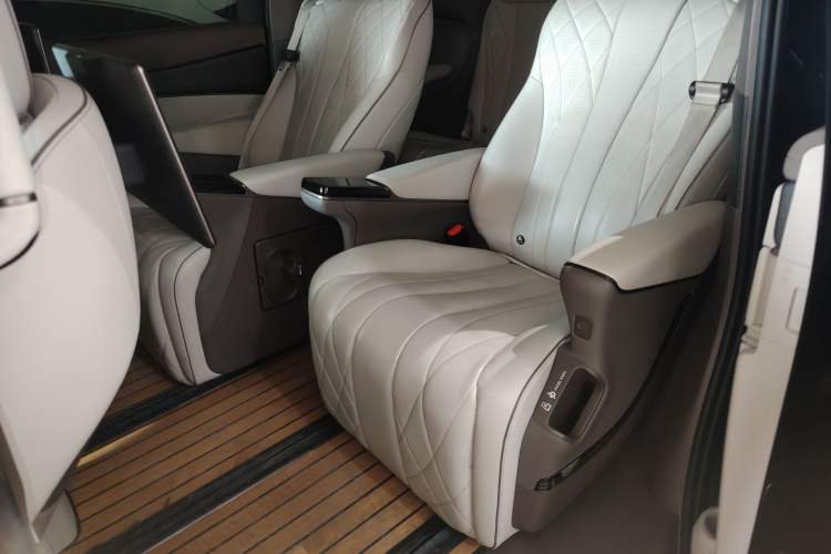 Used Denza D9 2022 DM-i 970 Four-Wheel Drive Prestige Model
