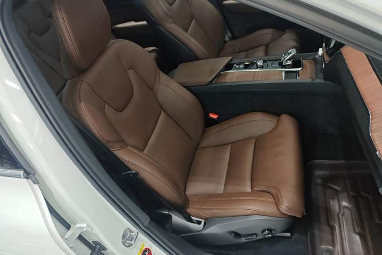 Used Volvo XC60 New Energy 2025 Plug-in Hybrid Long-Range All-Wheel Drive Smart Luxury Edition
