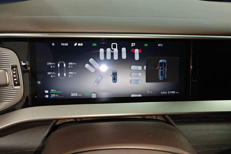 Used Denza D9 2025 DM-i Intelligent Drive 1020 Four-Wheel Drive Flagship Model
