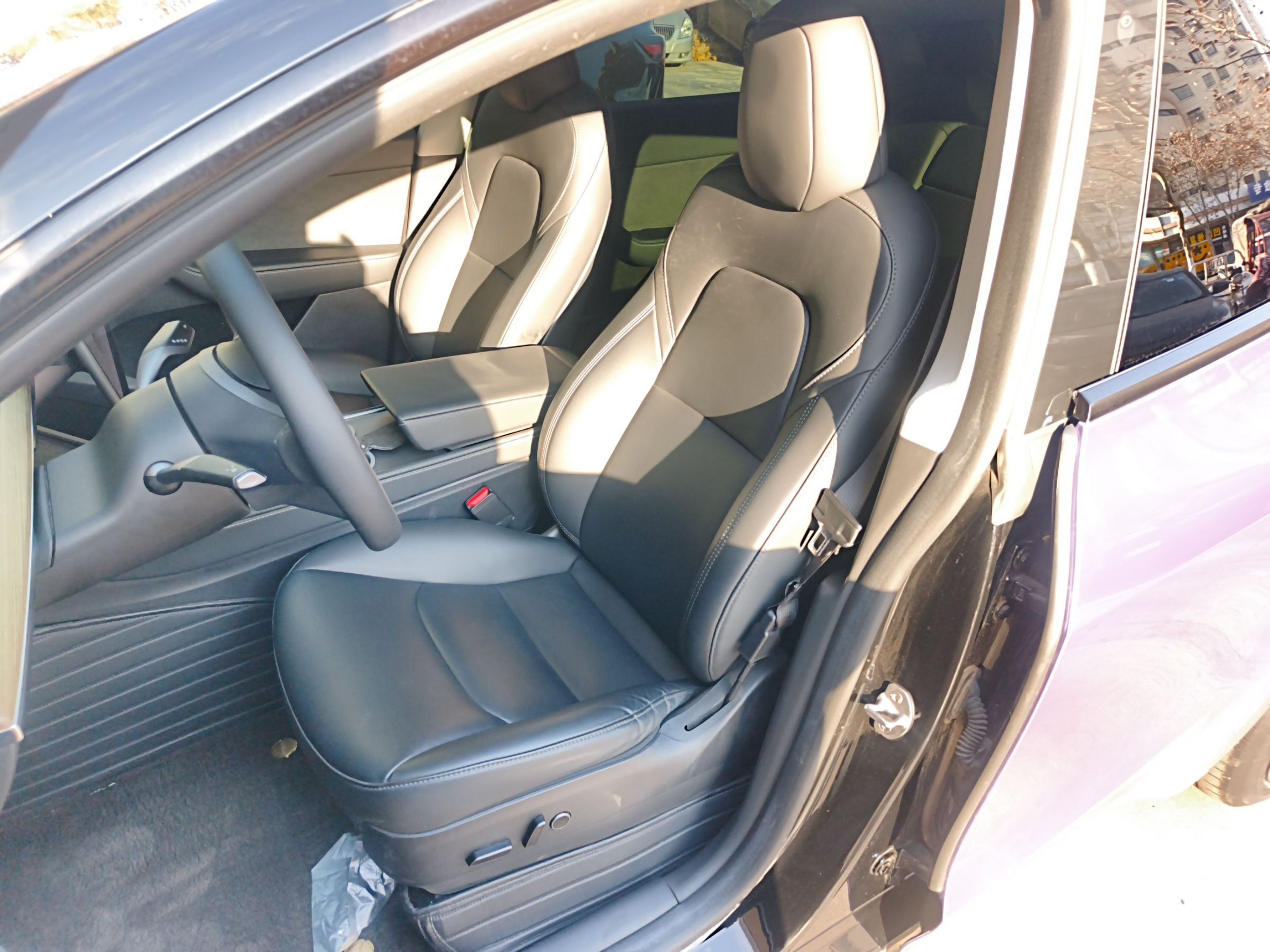 المقاعد الأمامية داخل السيارة