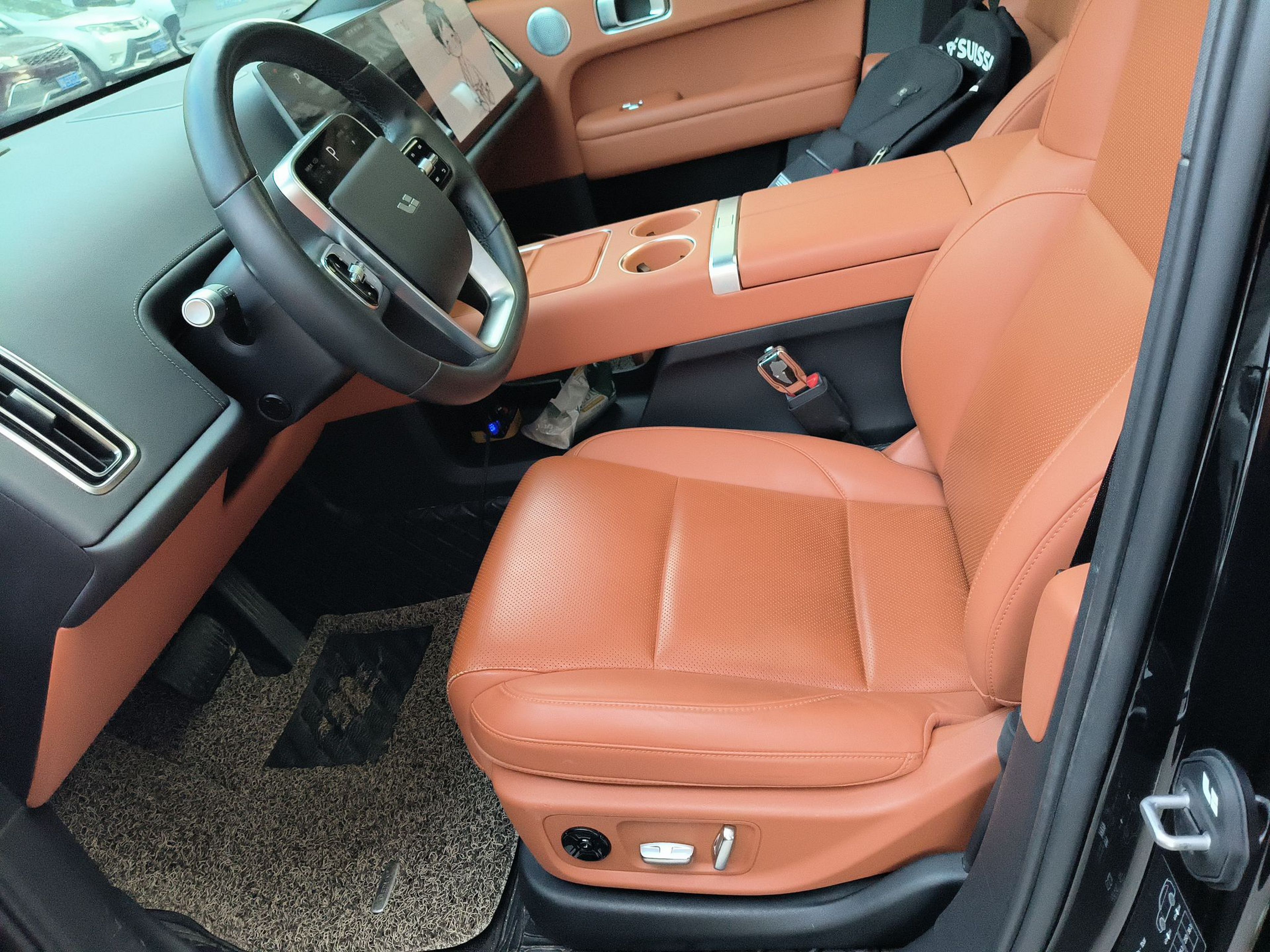 المقاعد الأمامية داخل السيارة