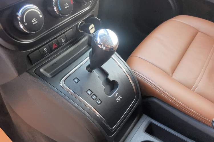 Used  Compass 2014 Revised Version 2.0L Two-Wheel Drive Entry-Level Edition
