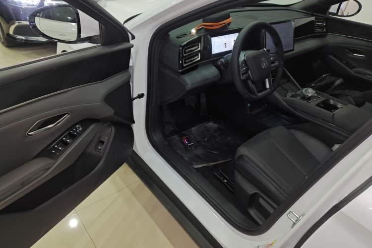 Used BYD Qin L 2025 DM-i Smart Drive 80KM Leading Model
