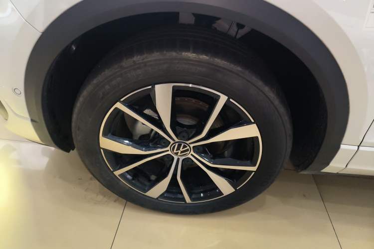 Used Volkswagen T-ROC 2025 Facelift Model 2 300TSI DSG Two-Wheel Drive Chenguang Edition
