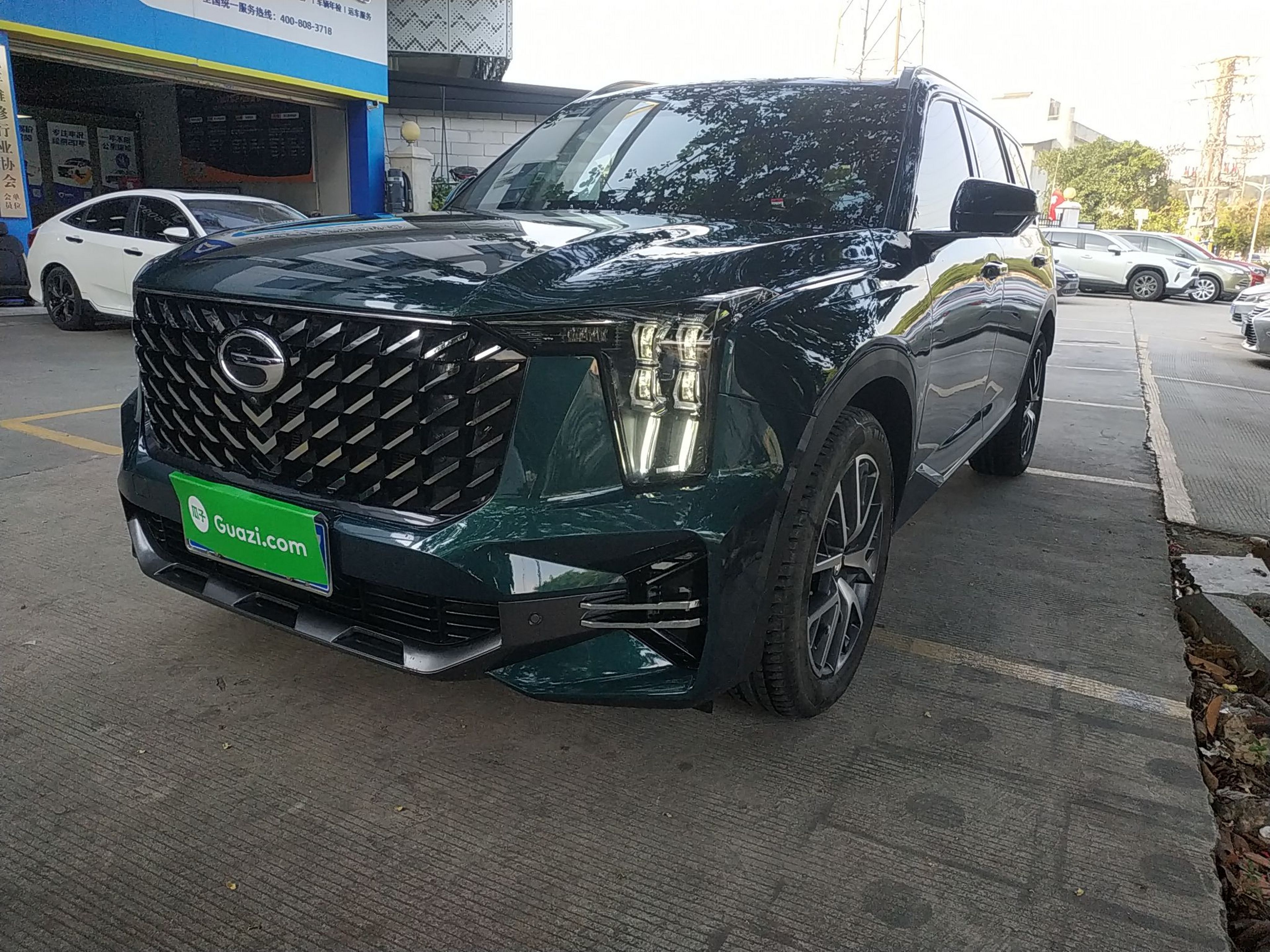 تحت مقدمة السيارة