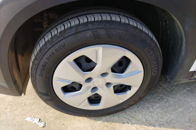 Used Wuling Alvez 2022 1.5L Manual Free-Style Model
