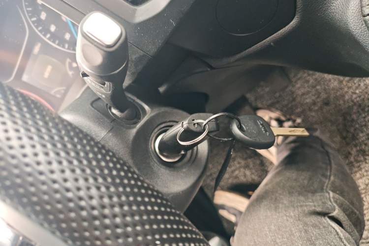 Used JMC Fushun 2025 2.0T 6MT Diesel Mid-Roof Mid-Height Commercial Multi-Purpose 7-Seater Passenger Vehicle
