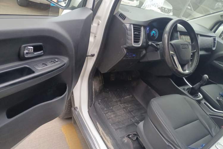 Used Jinbei Gold Hiace M Classic 2022 1.5L Travel Lion Passenger Van 6 Seats
