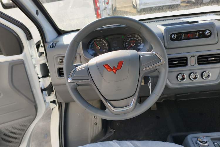 Used Wuling Yangguang 2024 300KM Comfort Version Passenger Van 75kW
