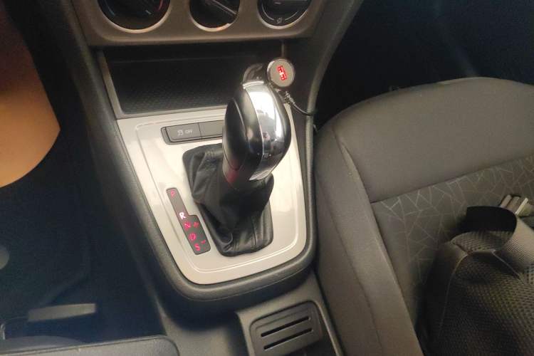 Used Volkswagen Lavida 2013 Revised Classic 1.6L Automatic Fashion Edition
