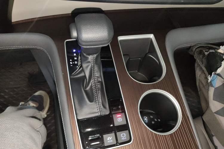 Used Toyota Granvia 2023 2.5L Hybrid Comfort Edition
