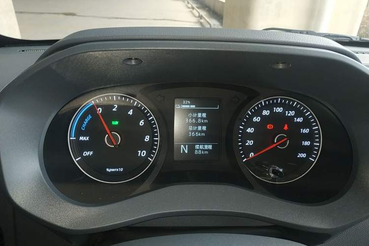 Used Wuling Yangguang 2024 300KM Comfort Version Passenger Van 75kW
