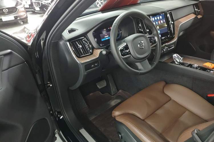 Used Volvo XC60 New Energy 2023 T8 Plug-in Hybrid Long-Range All-Wheel Drive Smart Luxury Edition
