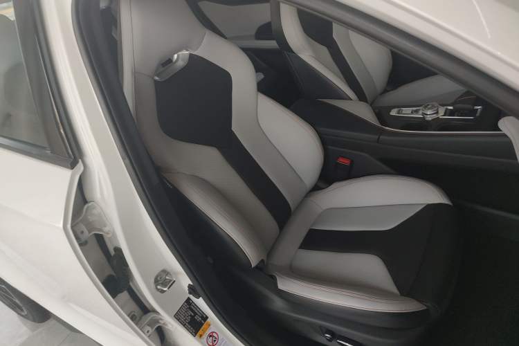 Used Changan UNI-V iDD 2024 Blue Whale Smart Electric iDD 136km ZhiKu Model
