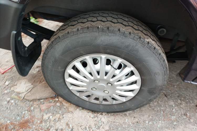 Used  Yufeng 2023 V9+ 2.0T Automatic Front-Wheel-Drive Short Wheelbase Mid-Roof Design—5/6-Seater
