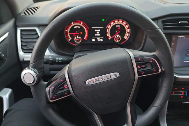 Used SAIC MAXUS T70 2021 2.0T Diesel Automatic Two-Wheel Drive Elite Version with Long Bed and High Ground Clearance
