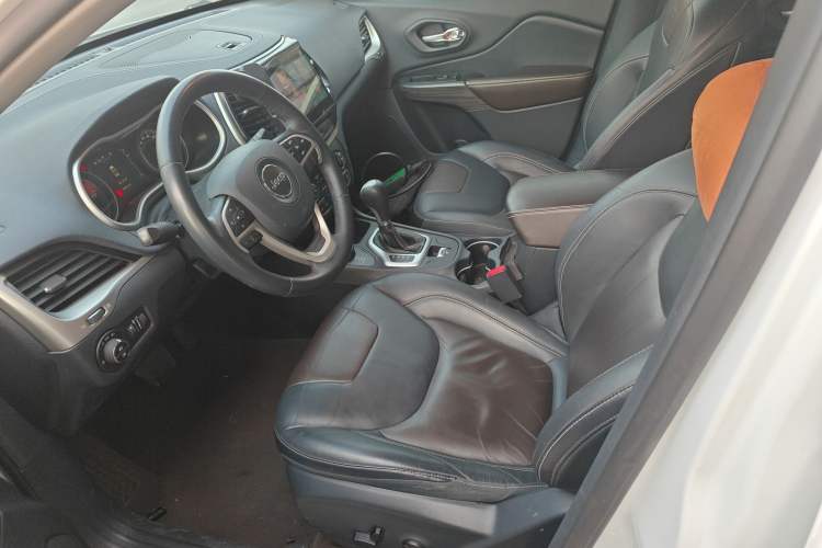 Used  Cherokee 2016 2.4L Professional Edition