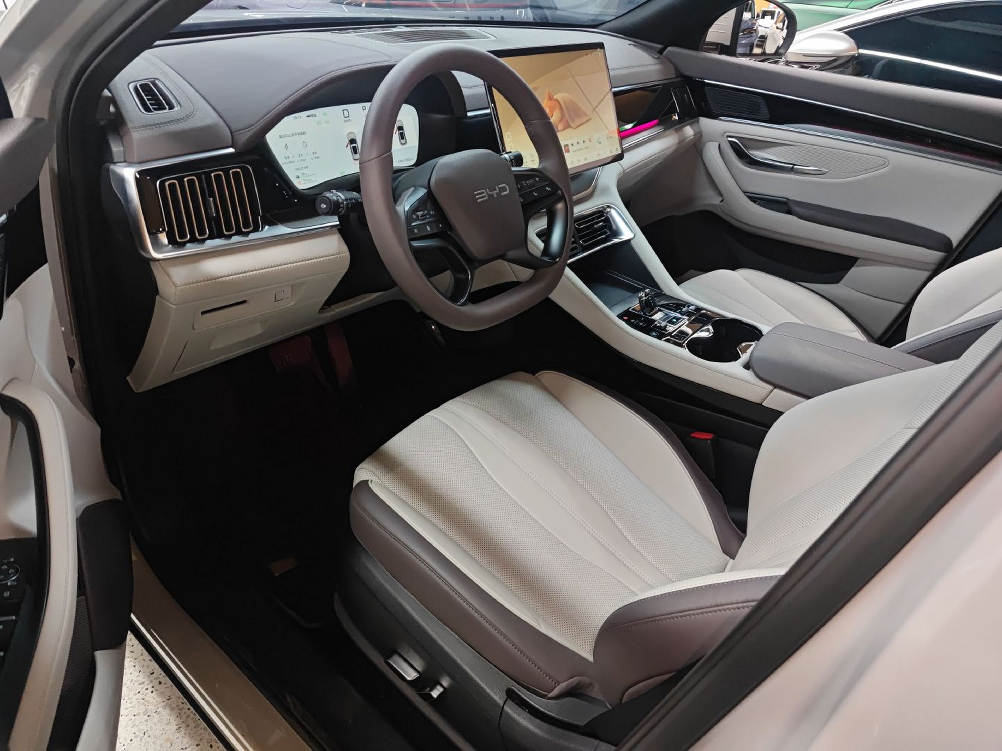 Переднее сиденье в автомобиле