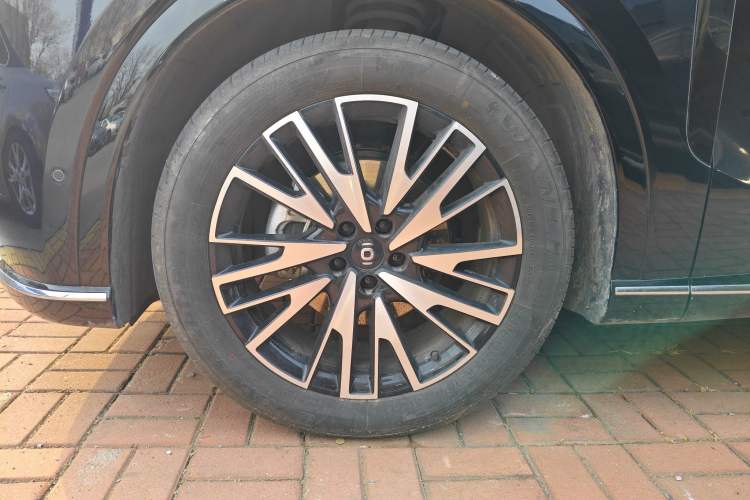 Used  Q07 2025 215 Flagship Edition