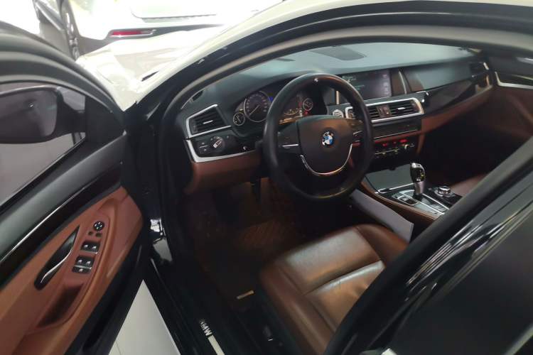 Used BMW 5 Series 2014 525Li Leading Model
