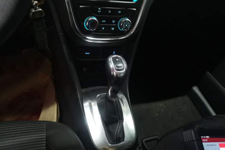 Used Buick Encore 2015 1.4T Automatic Two-Wheel Drive Urban Elite Version
