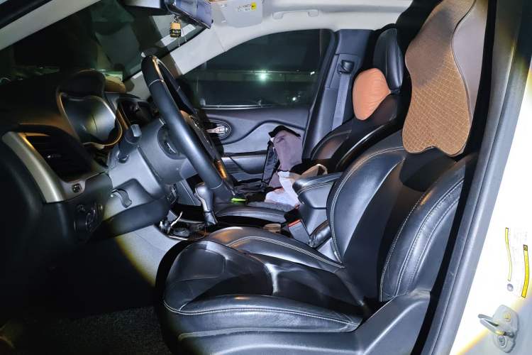 Used  Cherokee 2014 2.4L Luxury Edition
