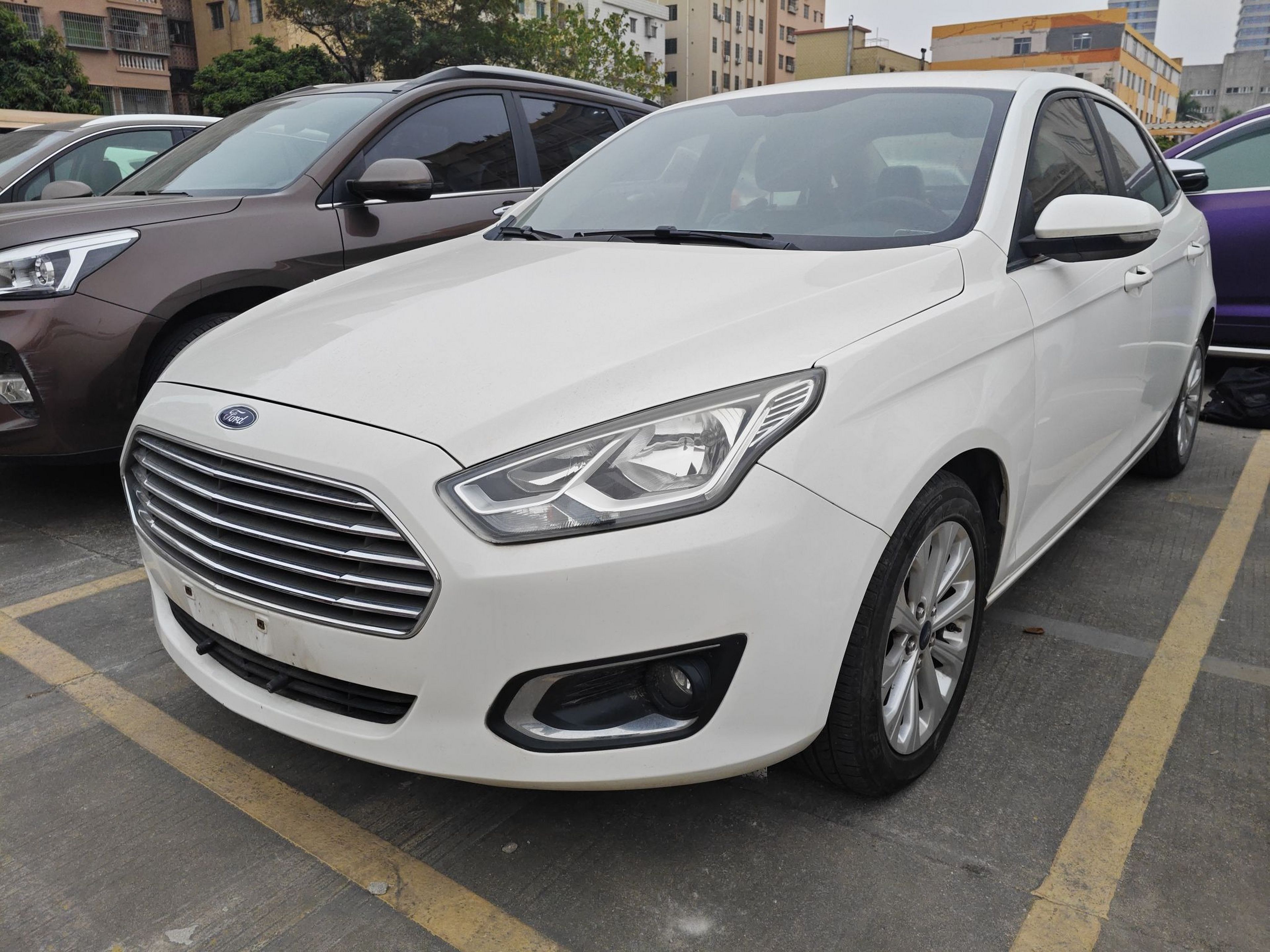 Под передней частью автомобиля