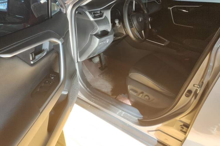 Used Toyota RAV4 2022 2.0L CVT Two-Wheel Drive Fashion Plus Edition
