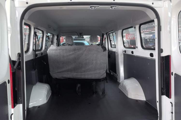 Used Wuling Yangguang 2024 300KM Comfort Version Passenger Van 75kW