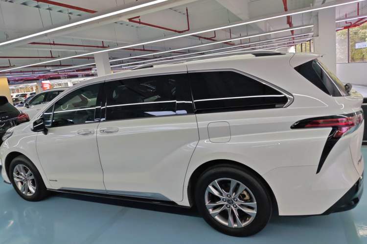 Used Toyota Sienna 2021 2.5L Hybrid Platinum Edition
