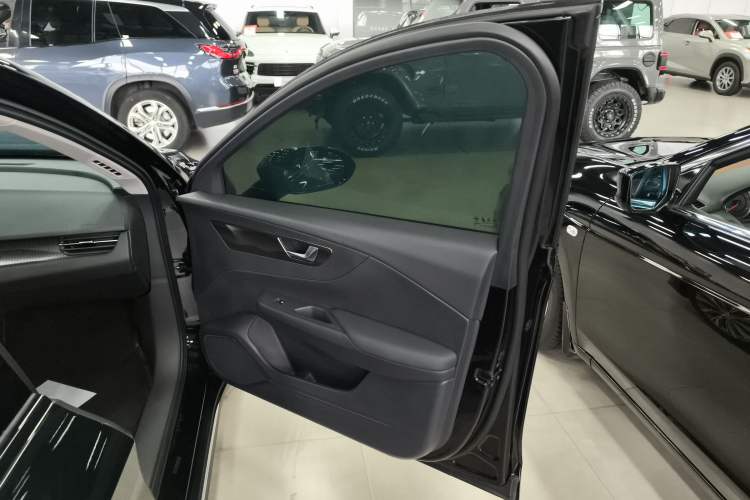 Used Hongqi E-QM5 2022 431 km Charge & Enjoy Edition
