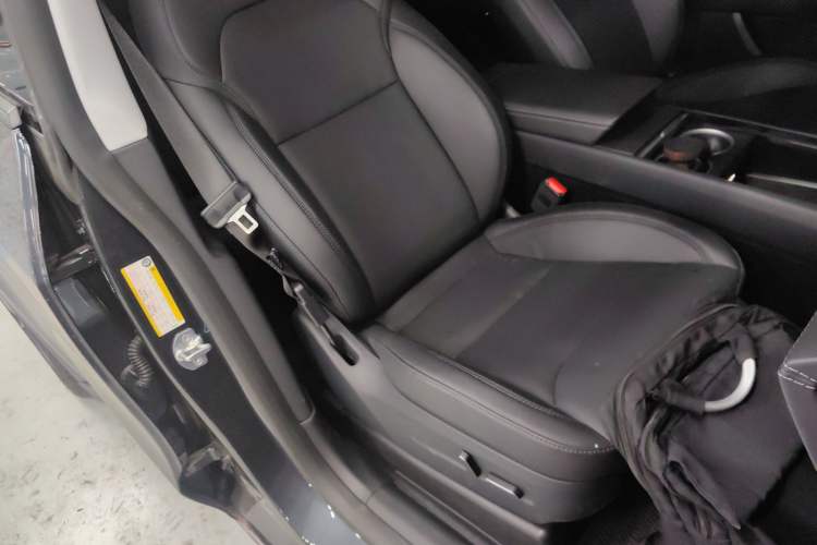 Used Tesla Model Y 2025 Rear-Wheel-Drive Version