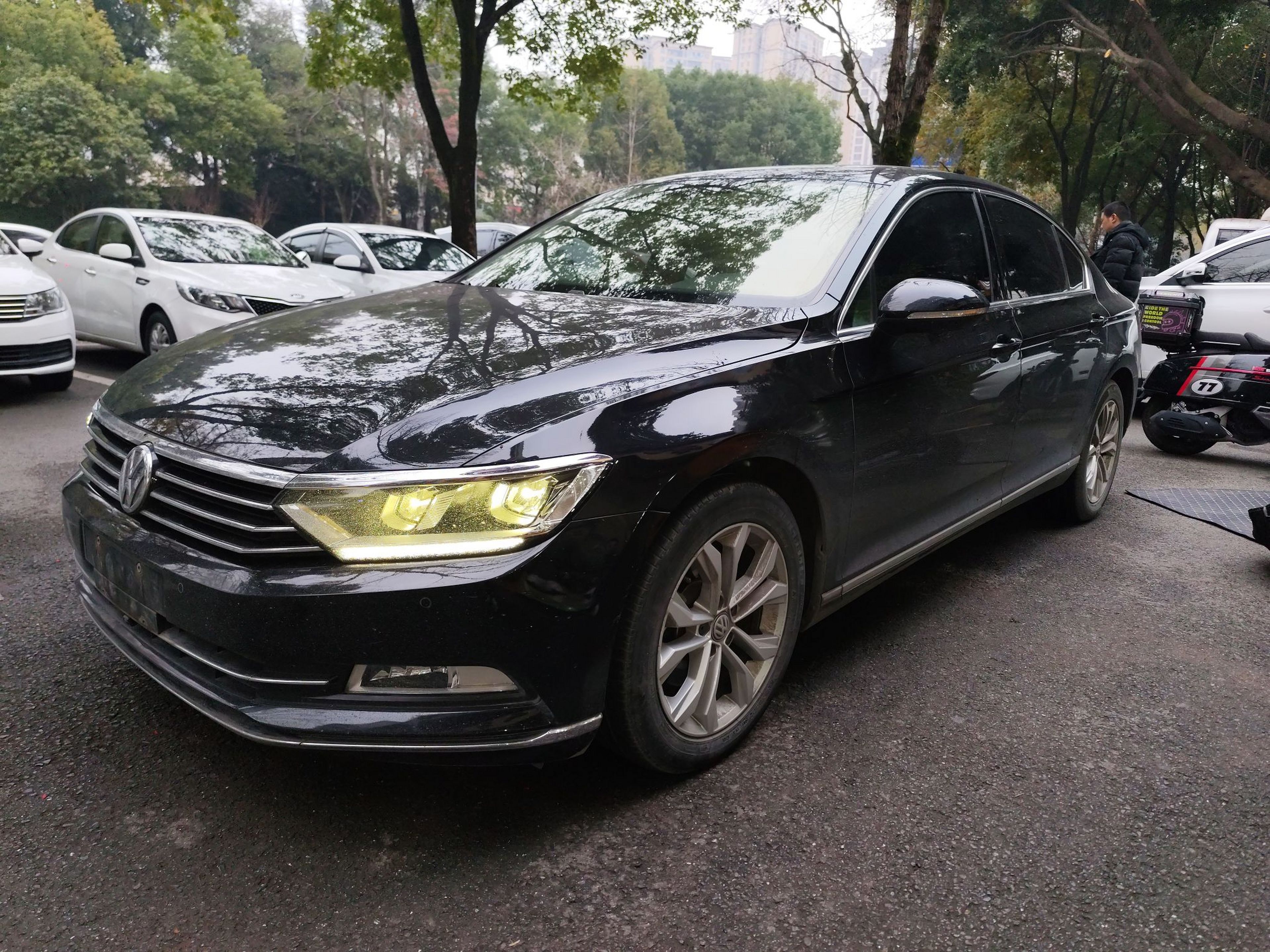 Под передней частью автомобиля