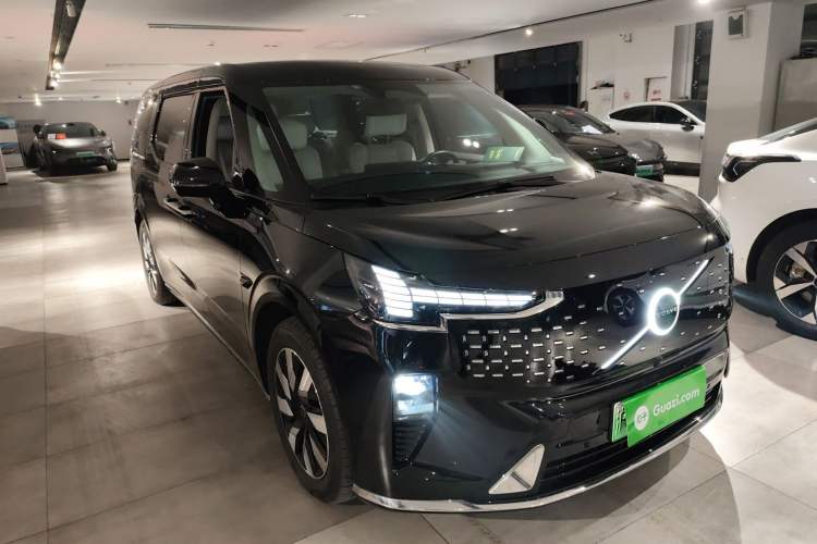 Used Volvo EM90 2025 Ultra Six-Seater
