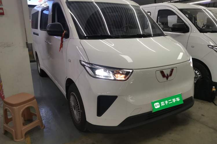 Used Wuling Yangguang 2024 300KM Comfort Version Passenger Van 75kW