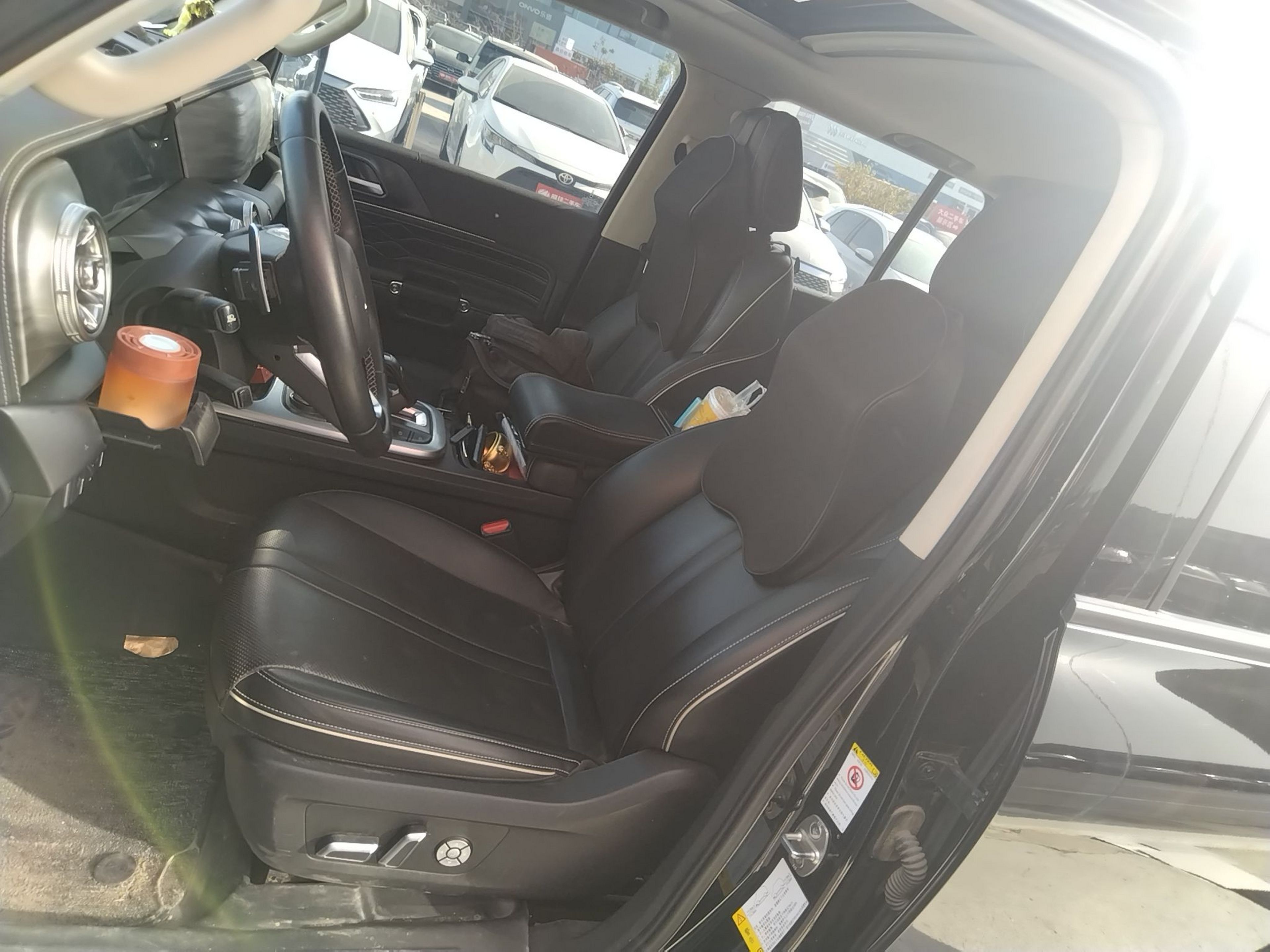 المقاعد الأمامية داخل السيارة