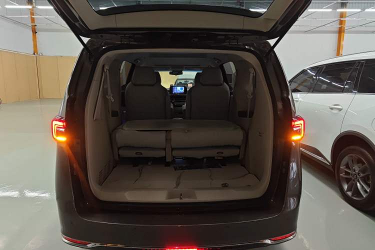 Used Buick GL8 2023 Land Executive Class Comfort Model
