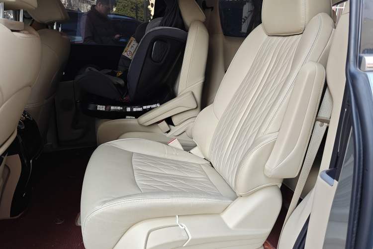 Used Buick GL8 2023 Land Executive Class 652T Luxury Model
