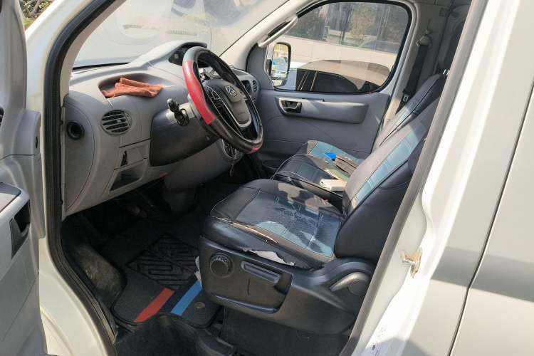 Used SAIC MAXUS Xintu V80 2021 2.0T AMT Classic Aoyuntong Short Wheelbase Mid-Roof 5/6-Seater
