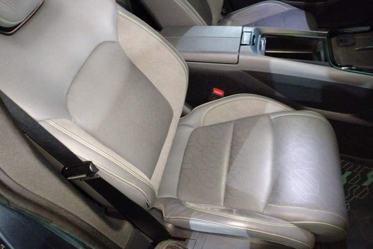 Used Lynk & Co 08 EM-P 2025 220 km All-Wheel-Drive Performance Halo
