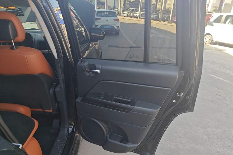 Used  Compass 2014 Revised Version 2.0L Two-Wheel Drive Entry-Level Edition
