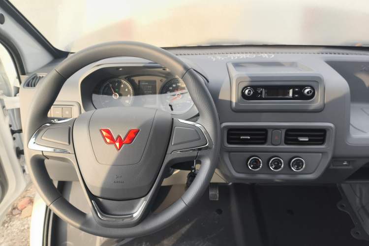 Used Wuling Yangguang 2024 300KM Comfort Version Passenger Van 75kW
