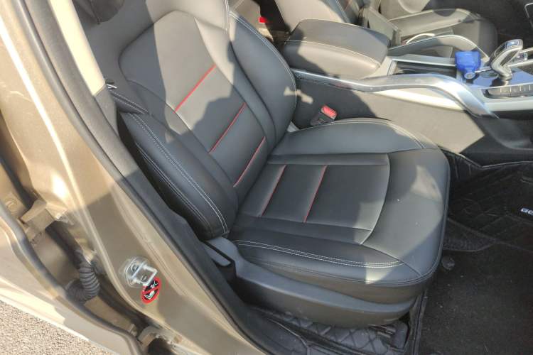 Used Geely Auto Emgrand X7 Sport 2020 1.8TD DCT Two-Wheel Drive Smart Connect 4G-Enabled Version
