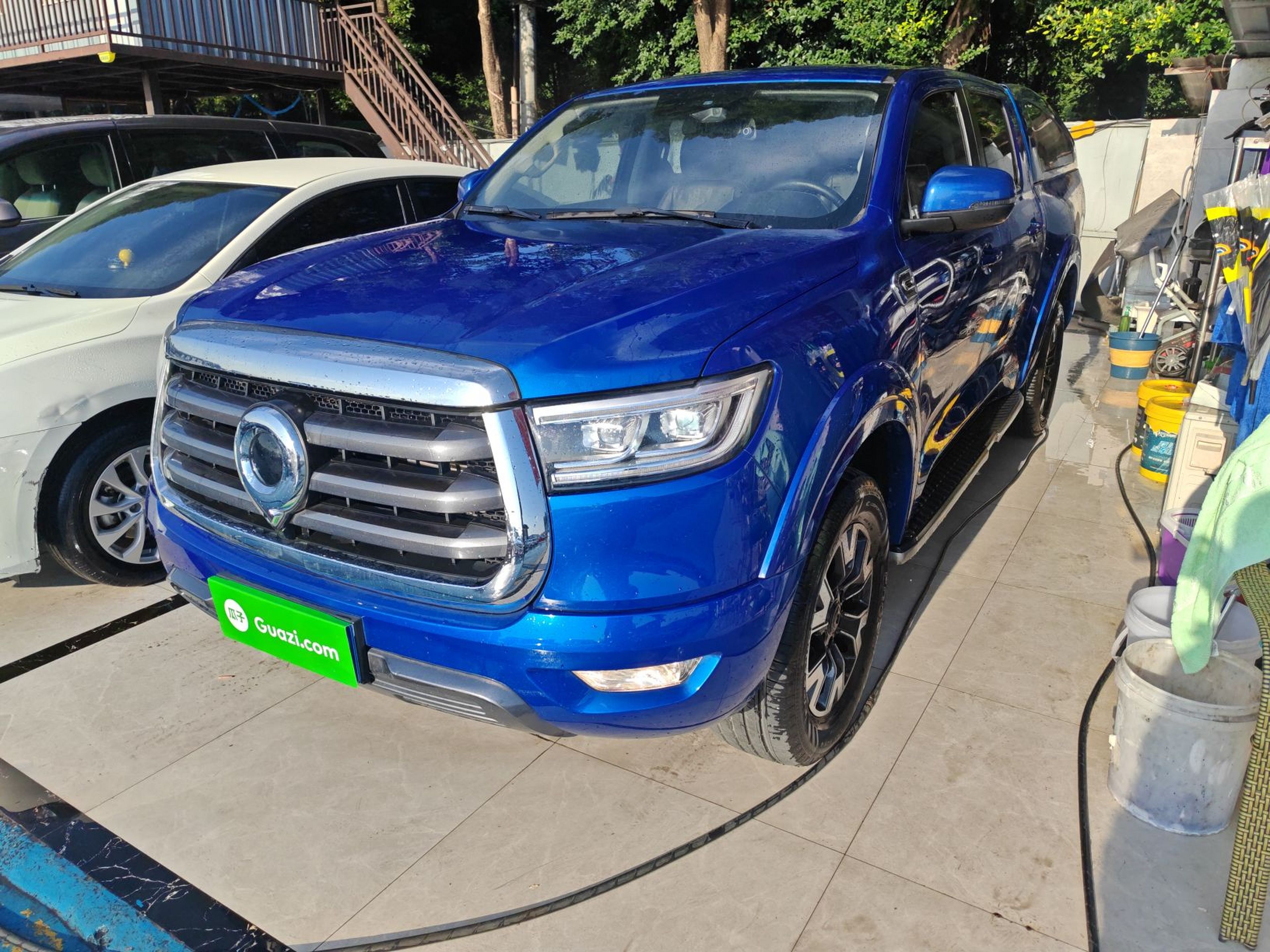 تحت مقدمة السيارة