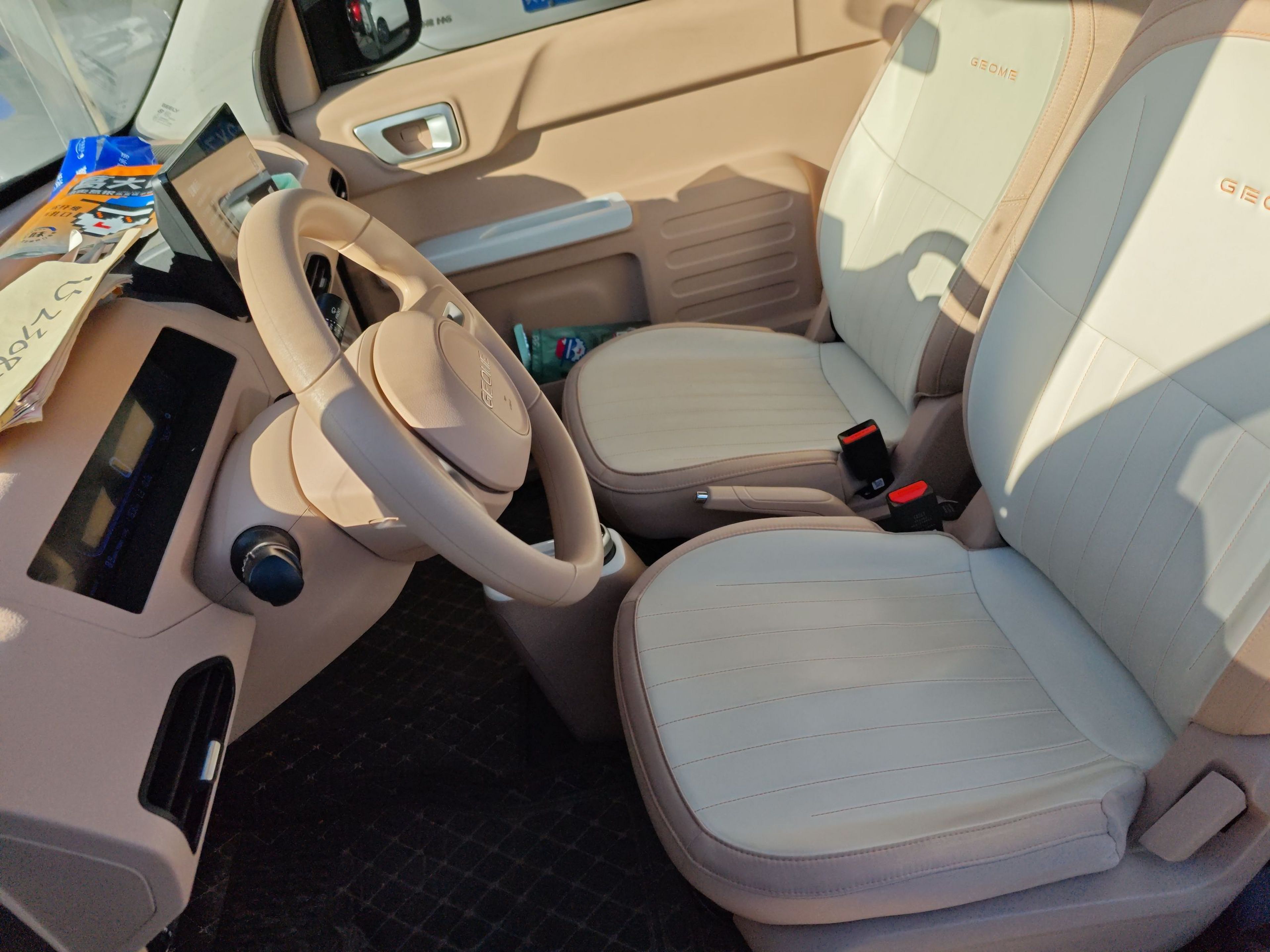 المقاعد الأمامية داخل السيارة