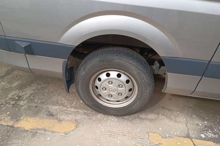 Used Foton Toano 2023 Joy Elephant Multi-Function 2.0T Manual Long-Wheelbase Mid-Roof Model with Single Rear Tire Available in 5/6/7/9-Seater Configurations
