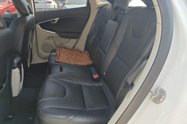 Used Volvo V40 2015 1.6T Zhiyi Edition
